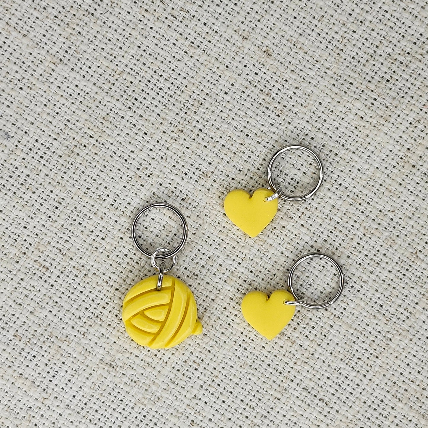 Balle de laine jaune