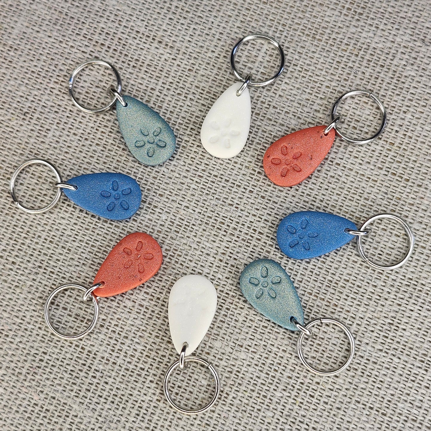 Gouttes avec fleur terracotta, perle, bleu, vert métallique