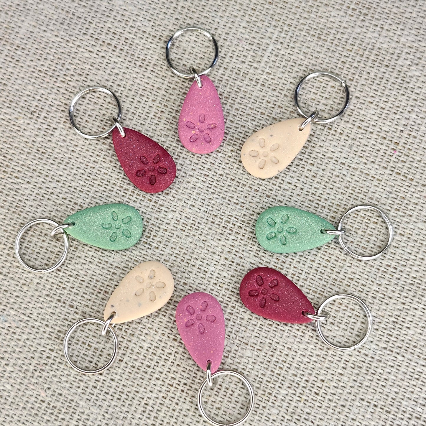 Gouttes avec fleur beige, sauge, rose mauve, bourgogne