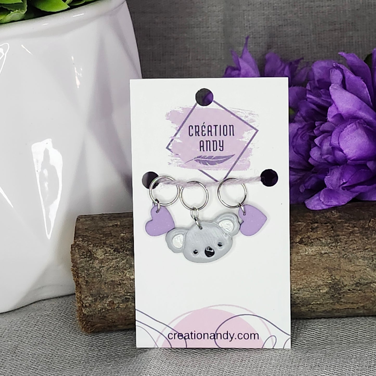 Koala gris, coeurs lilas