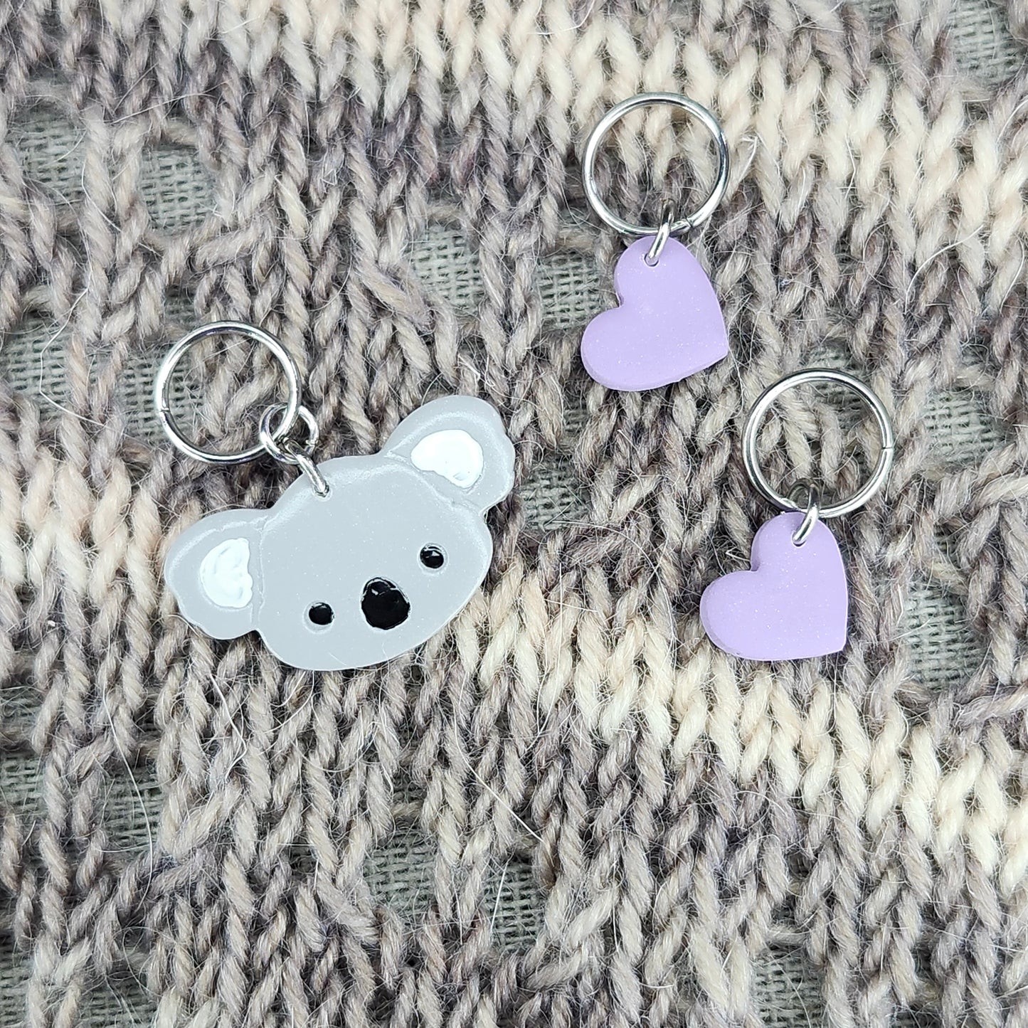 Koala gris, coeurs lilas