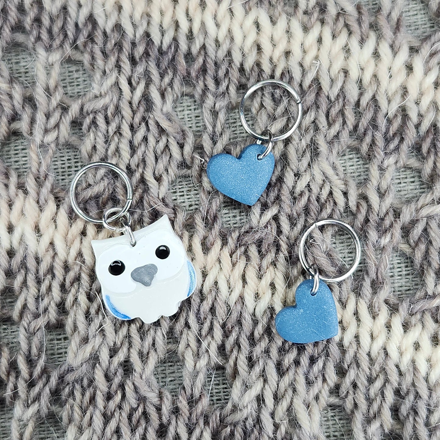 Hibou perle, détail bleu