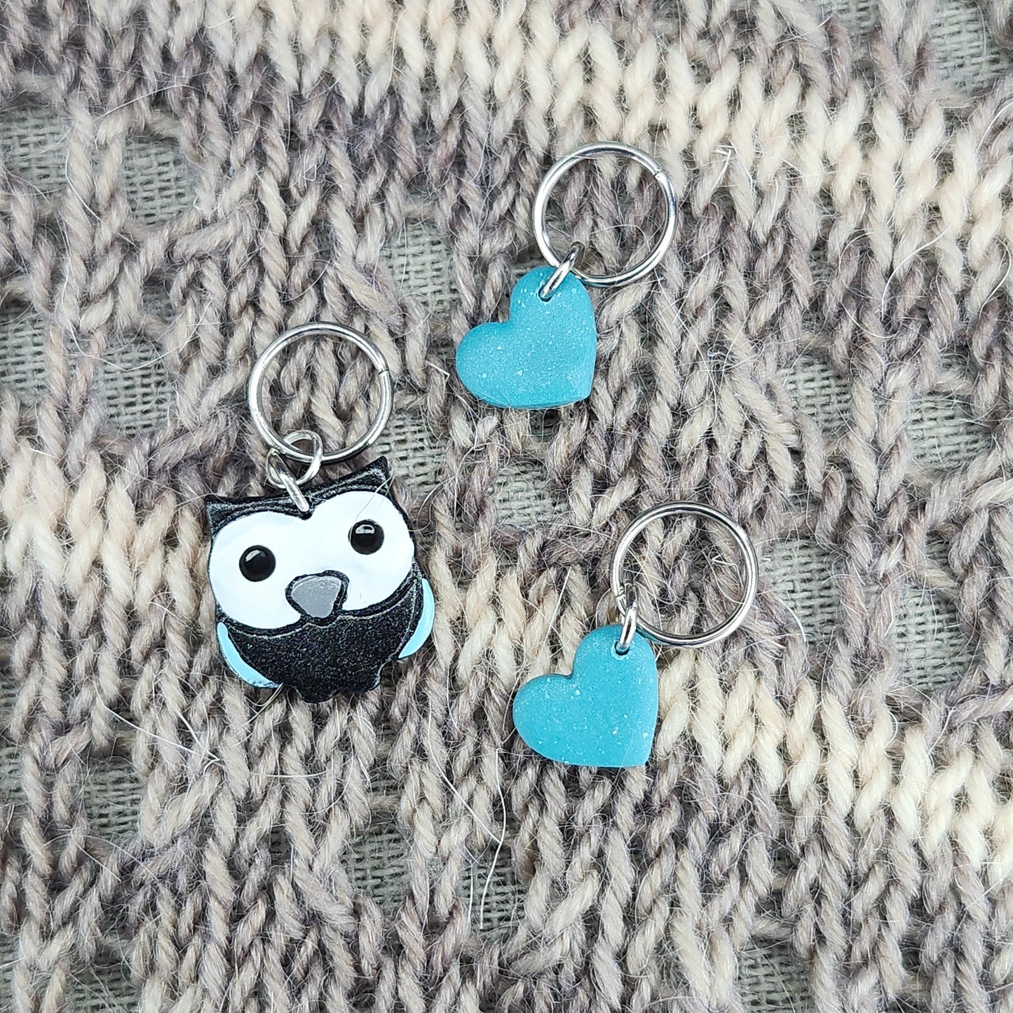 Hibou noir, détail turquoise