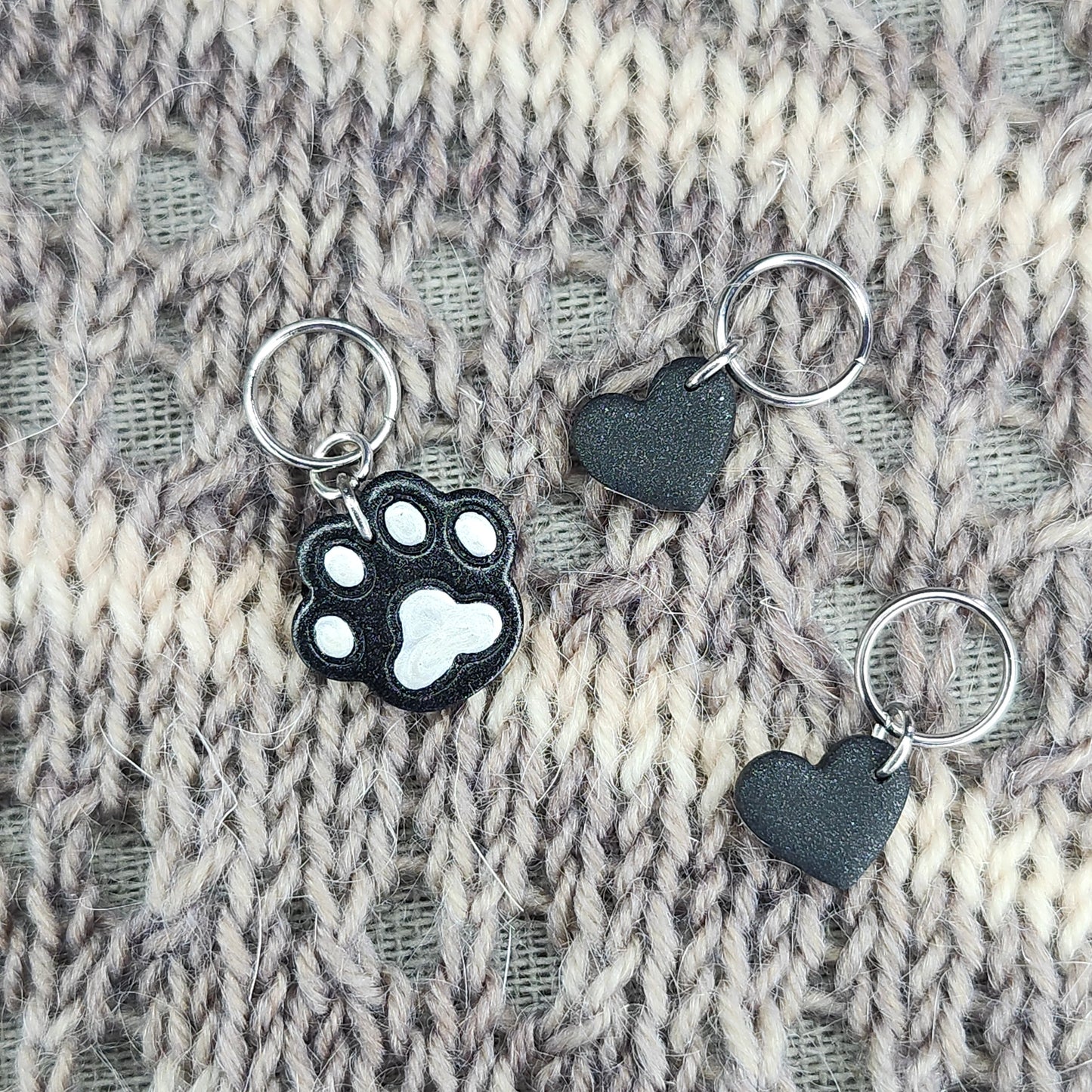 Patte noire et argent