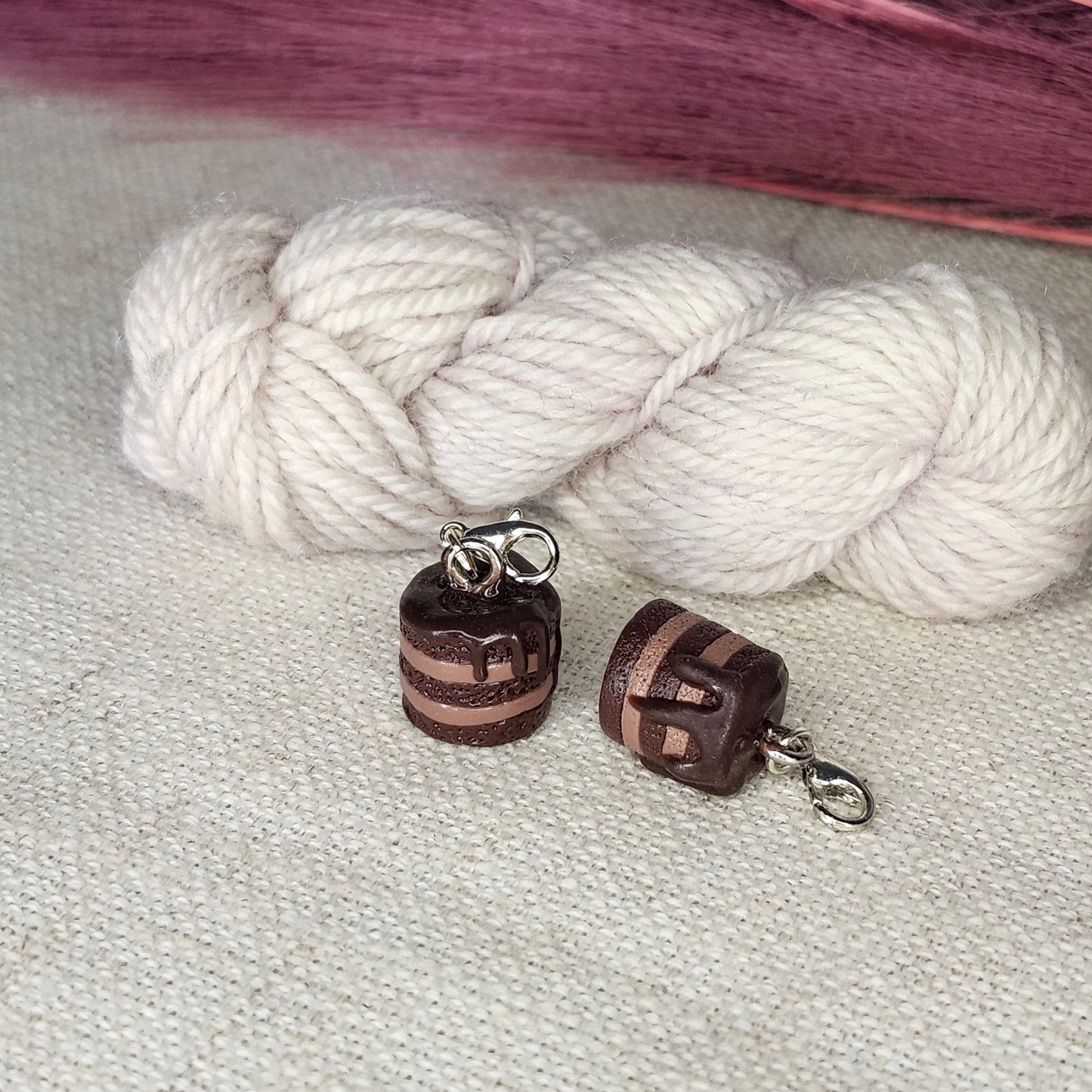 Gâteau rond au chocolat sur crochet