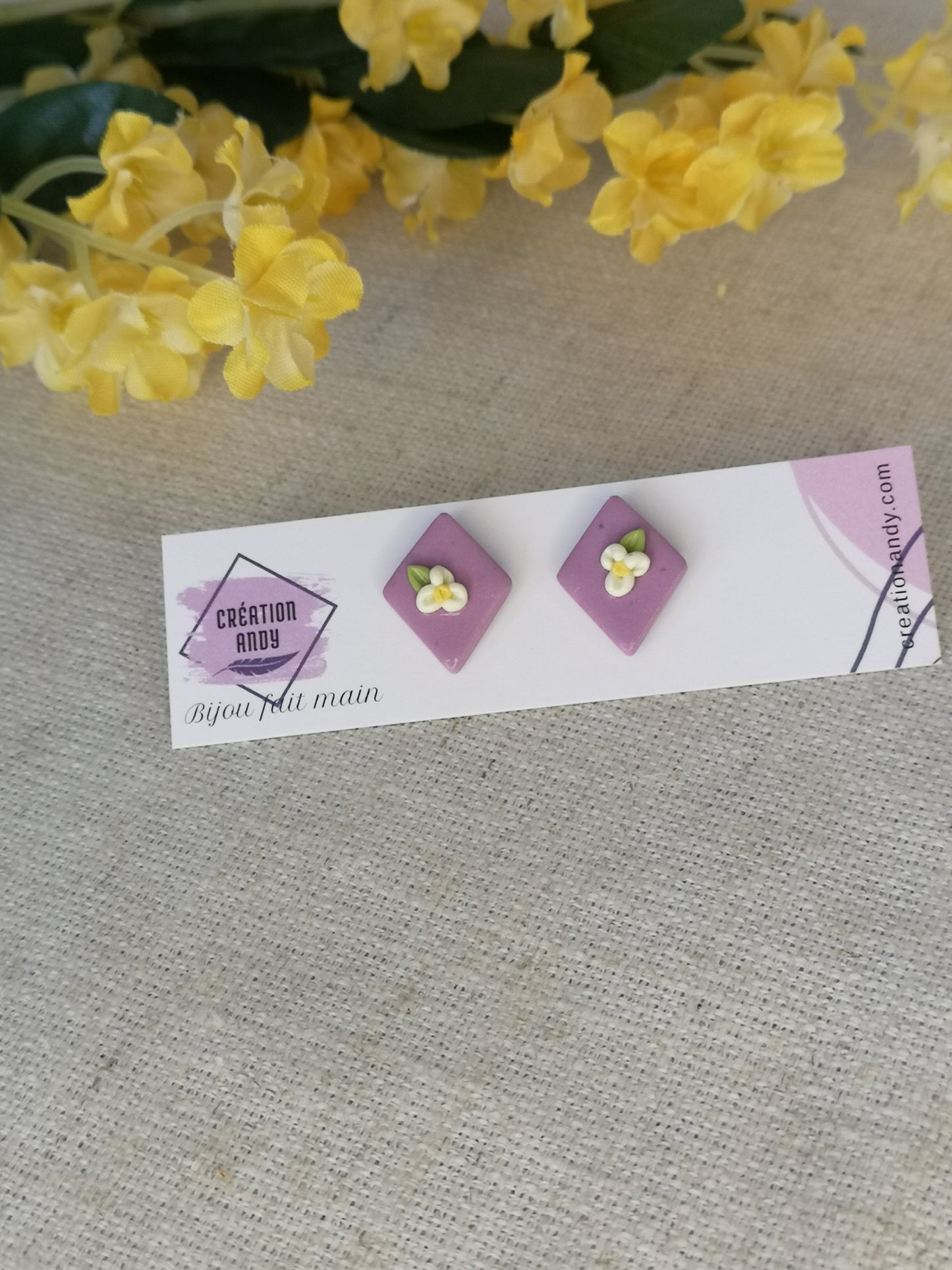 Losange mauve, petite fleur