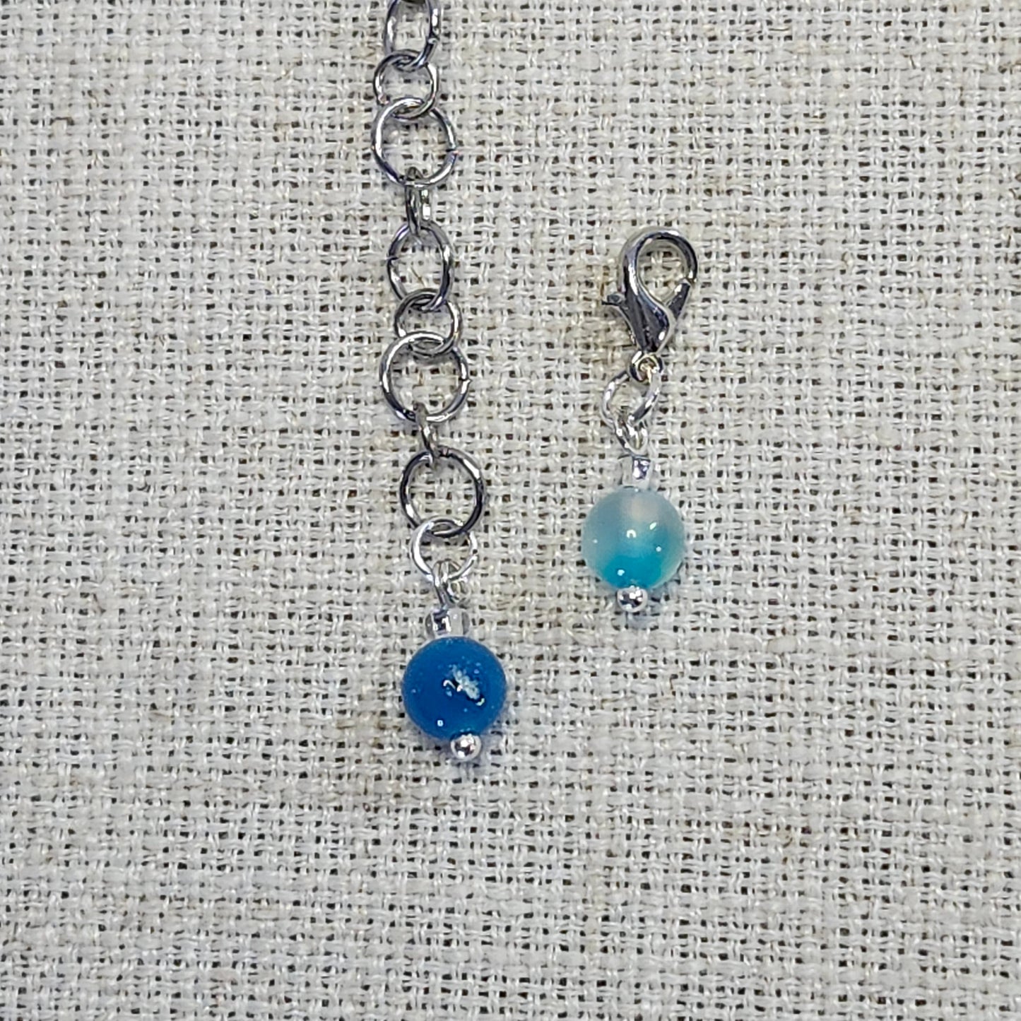 Compteur de rangs 6mm - Agate rayée teint bleu